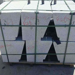 九江 芝麻白异形坐凳，石凳