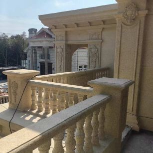 九江 黄金麻别墅外墙干挂雕花配合阳台栏杆花瓶柱