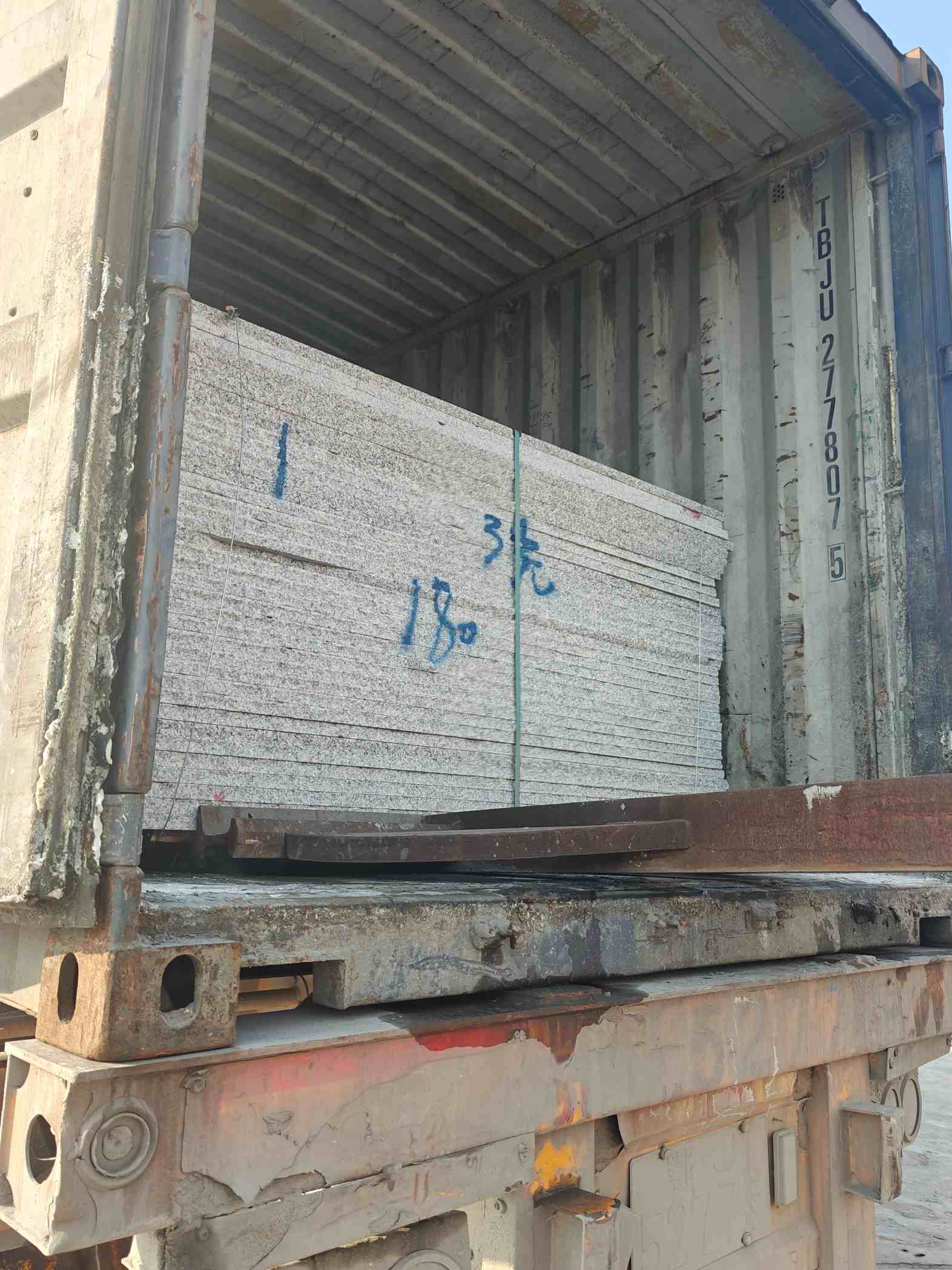 九江 芝麻白花岗岩石材3.0公分光面毛板装柜出货