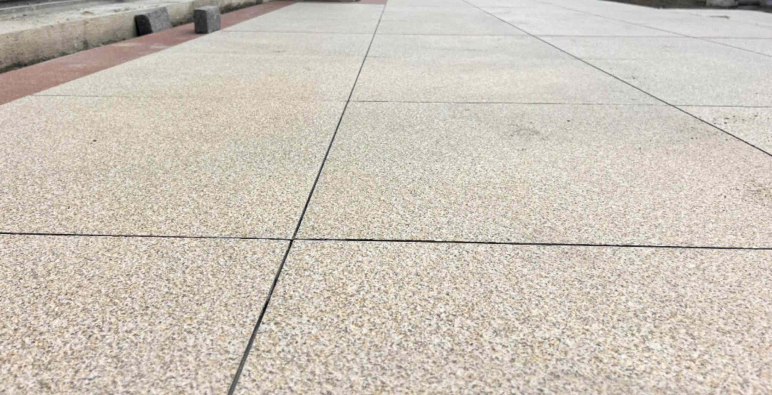 九江 黄金麻花岗岩石板材荔枝面地面铺装效果