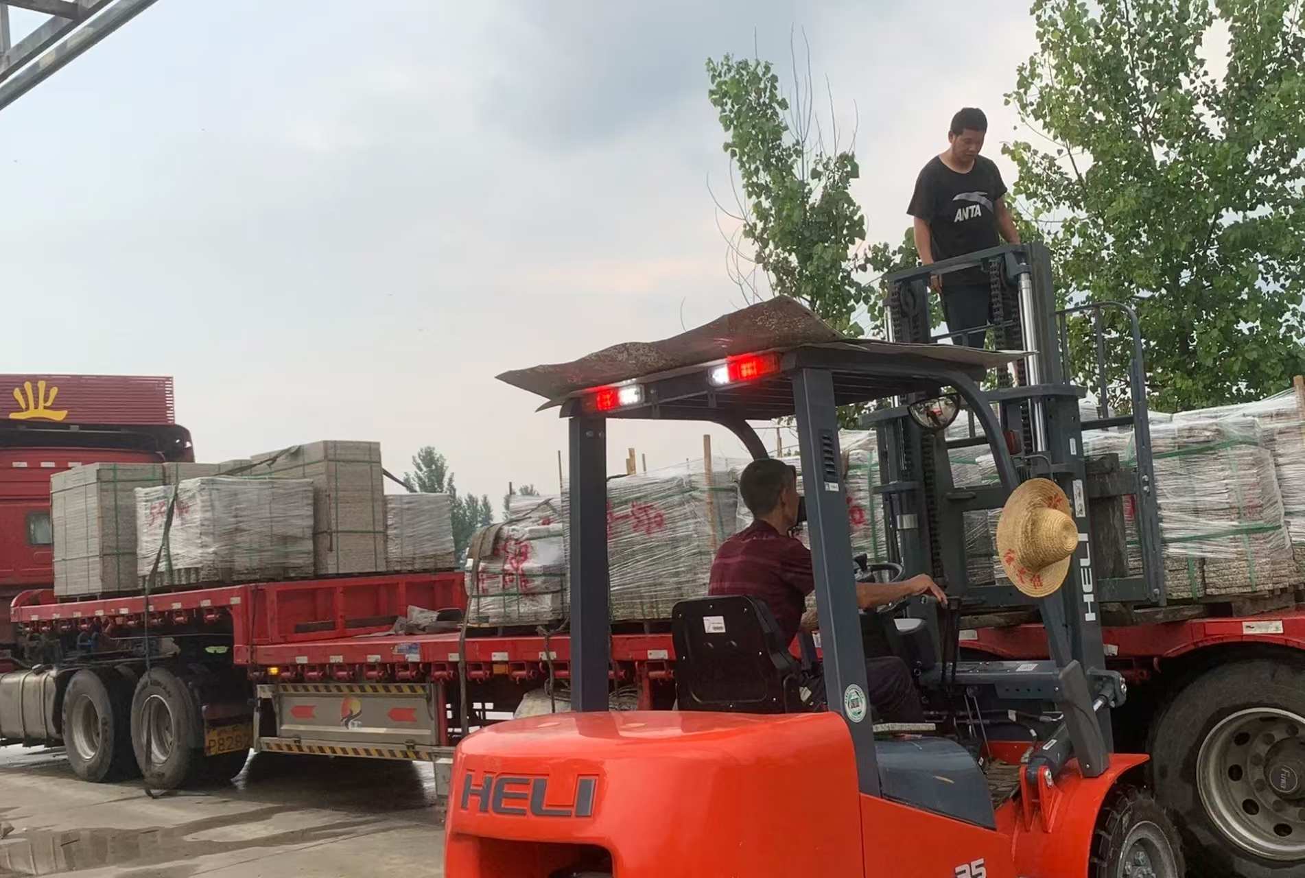 九江 黄金麻冰裂纹，地铺石装车