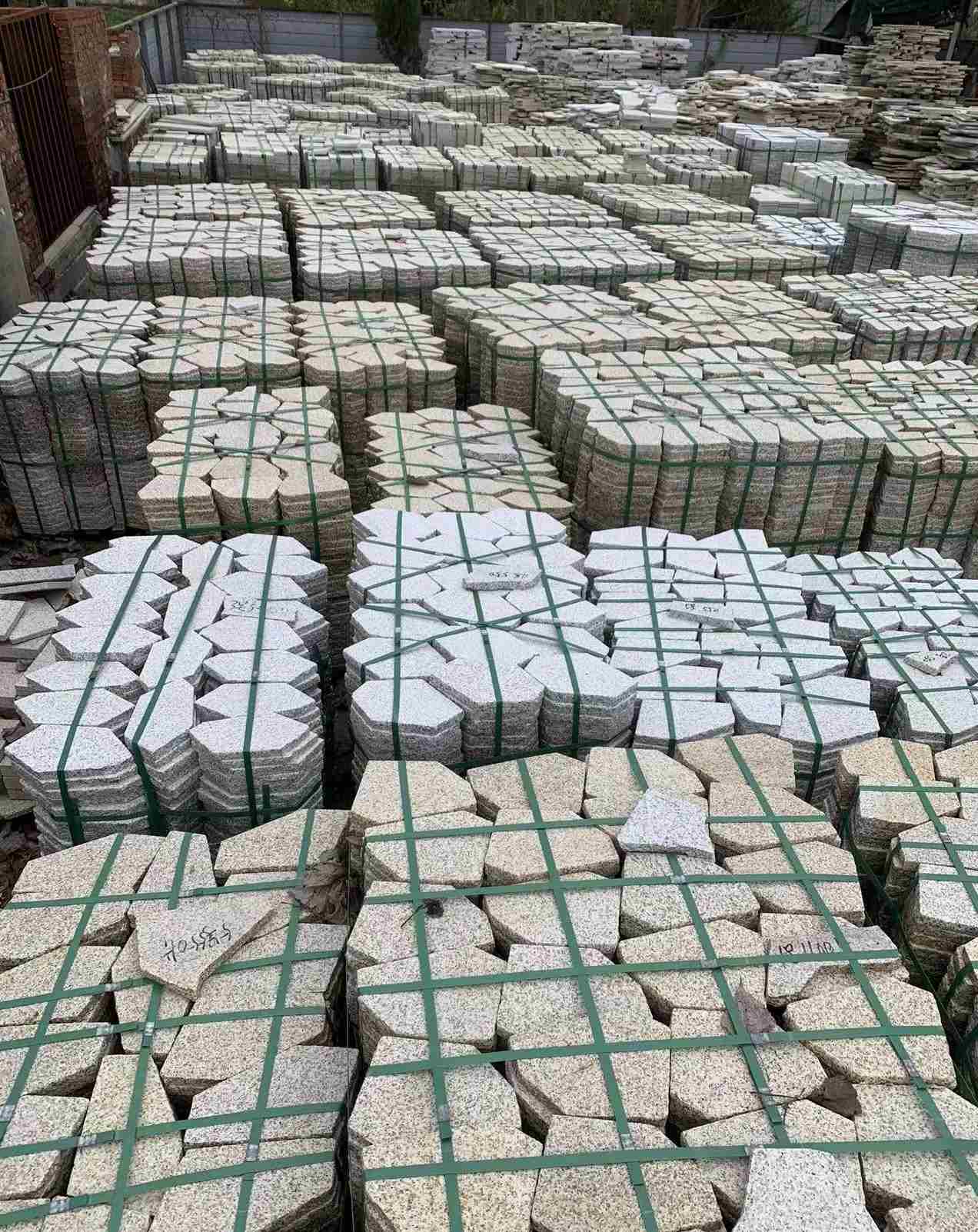 九江 黄金麻白麻花岗岩荔枝面地铺石(冰裂纹)