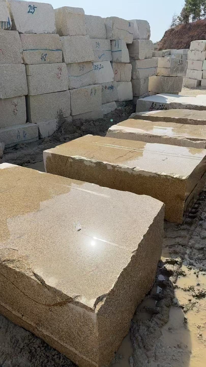 九江 黄金麻方料堆场洗料分选中，原材料充足