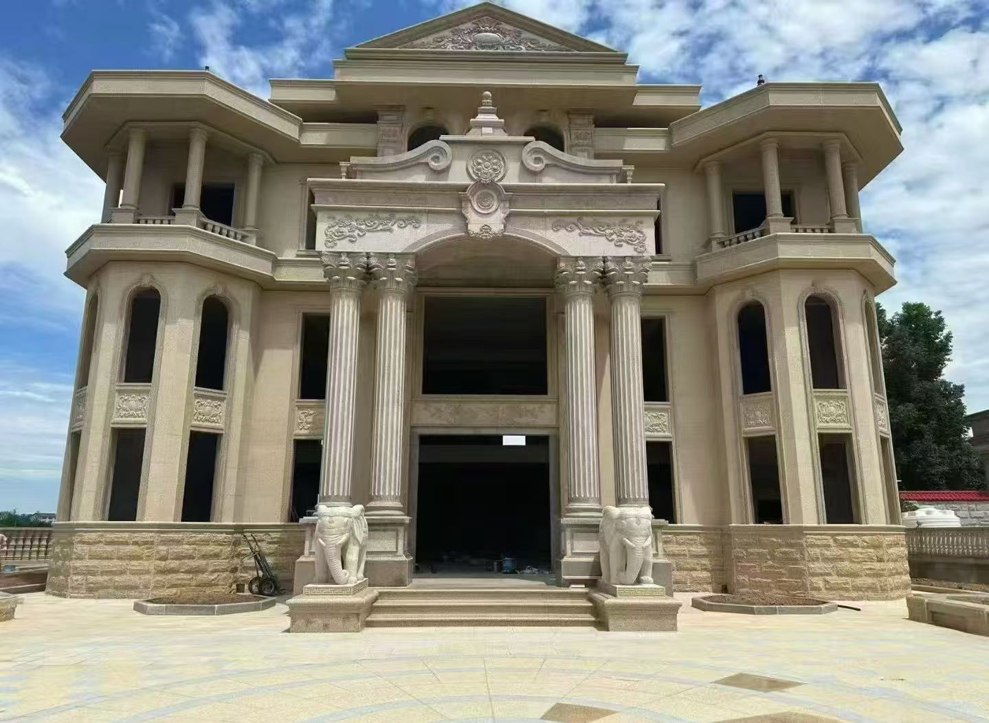 九江 黄金麻别墅外墙干挂，大柱，大象，蘑菇石，雕花板