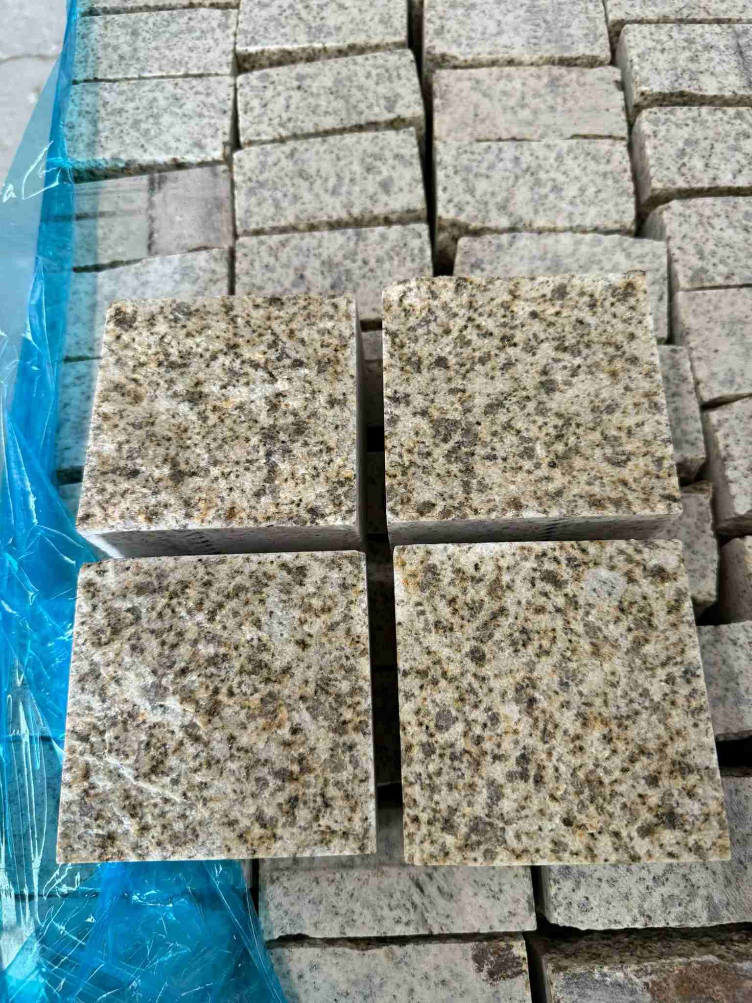 九江 黄金麻花岗岩自然面小方块，弹石，马蹄石等