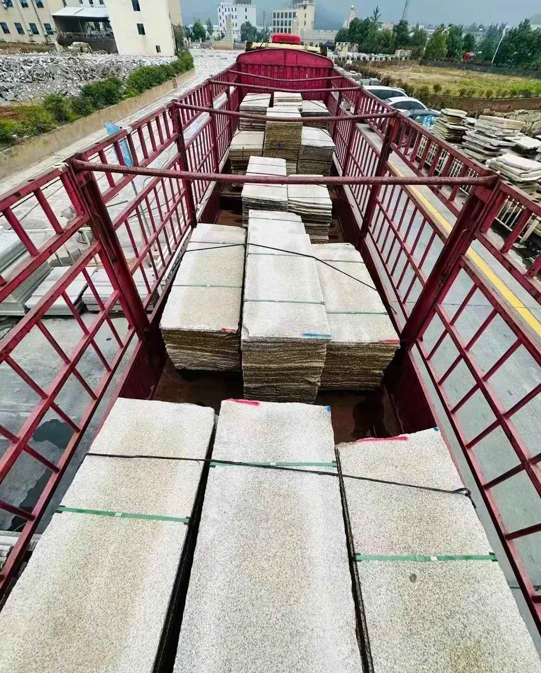 九江 黄金麻花岗岩荔枝面，光面毛板装车完成