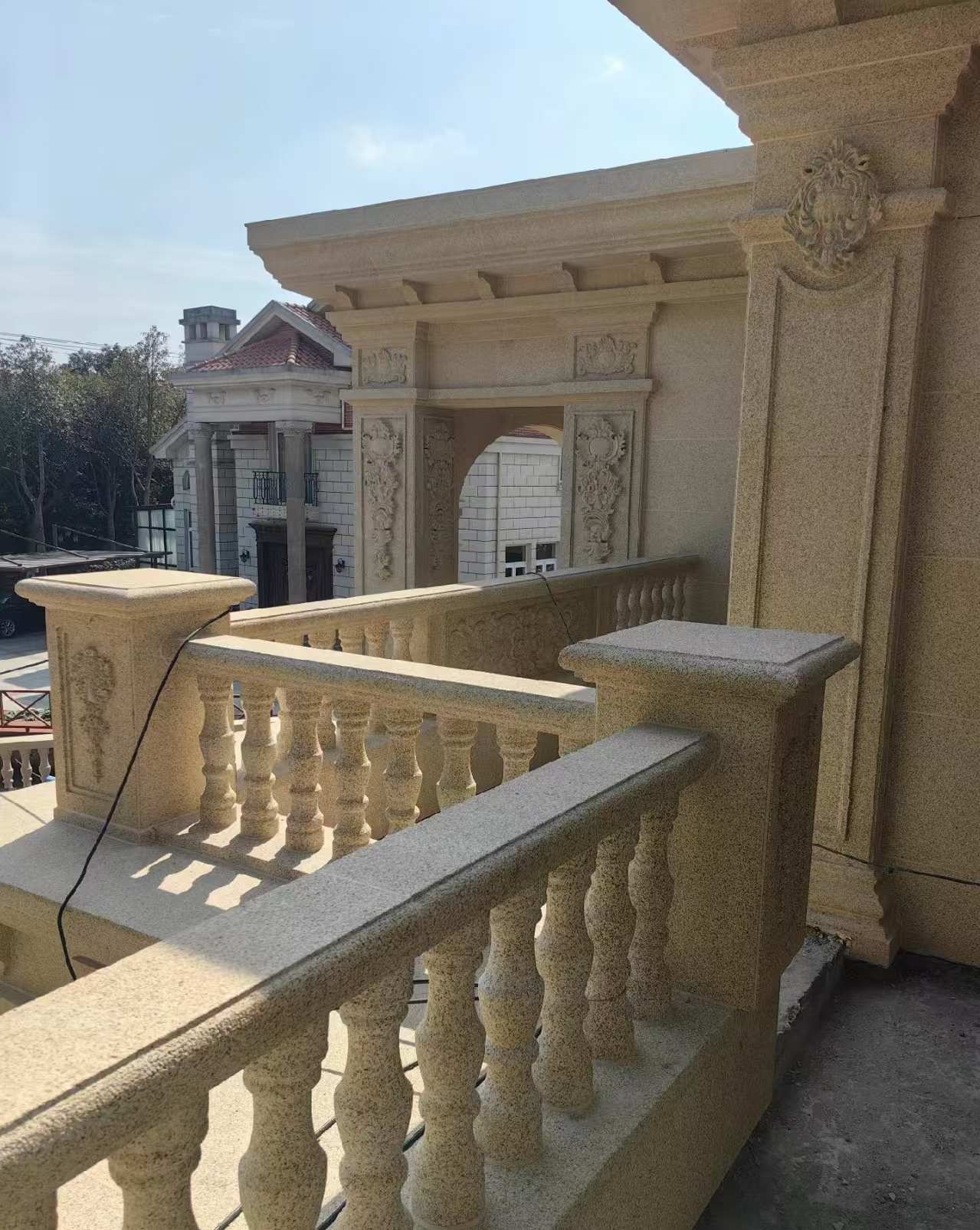 九江 黄金麻别墅外墙干挂雕花配合阳台栏杆花瓶柱