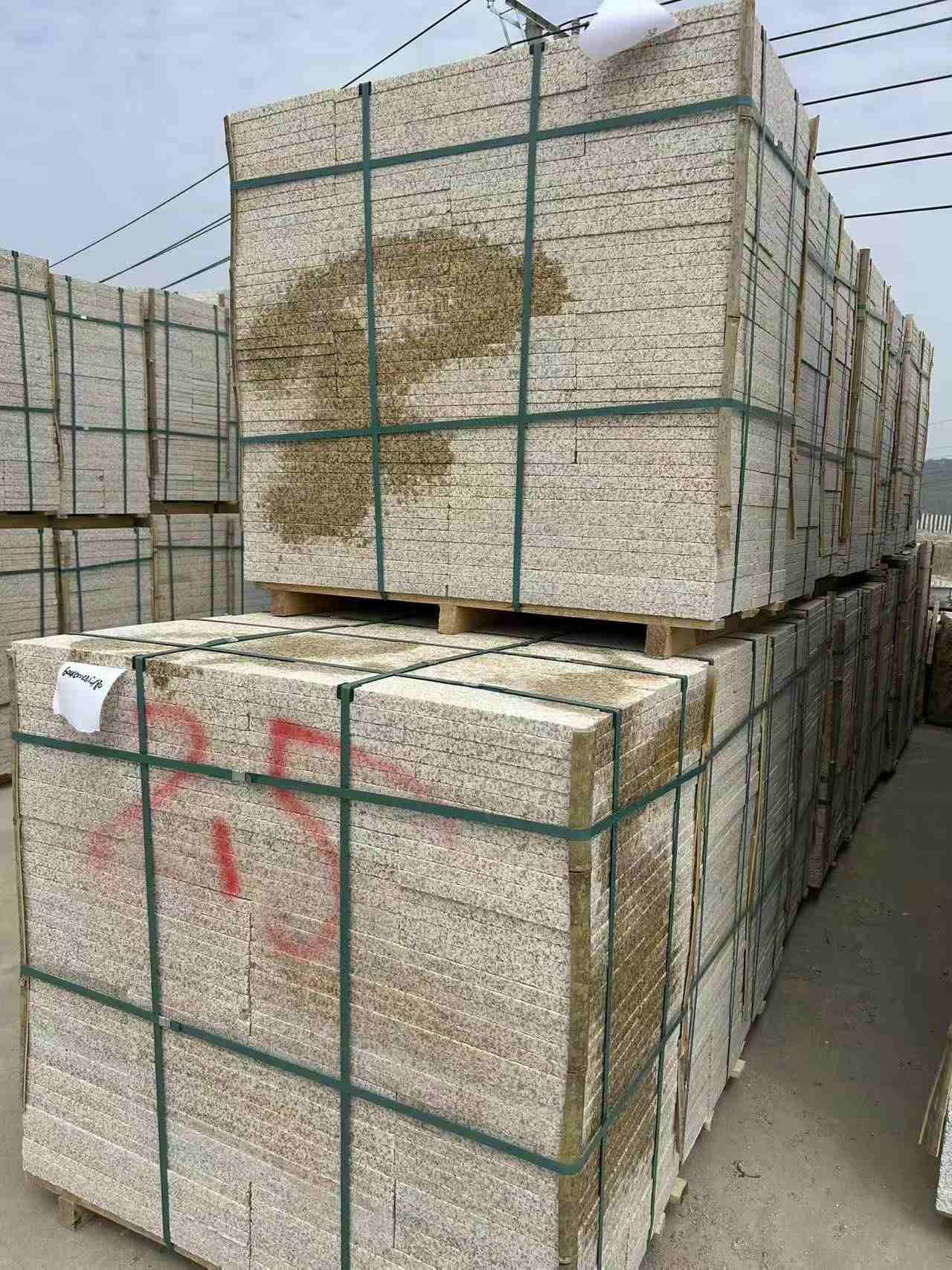 九江 黄金麻花岗岩石材荔枝面地铺石2.5*300*600