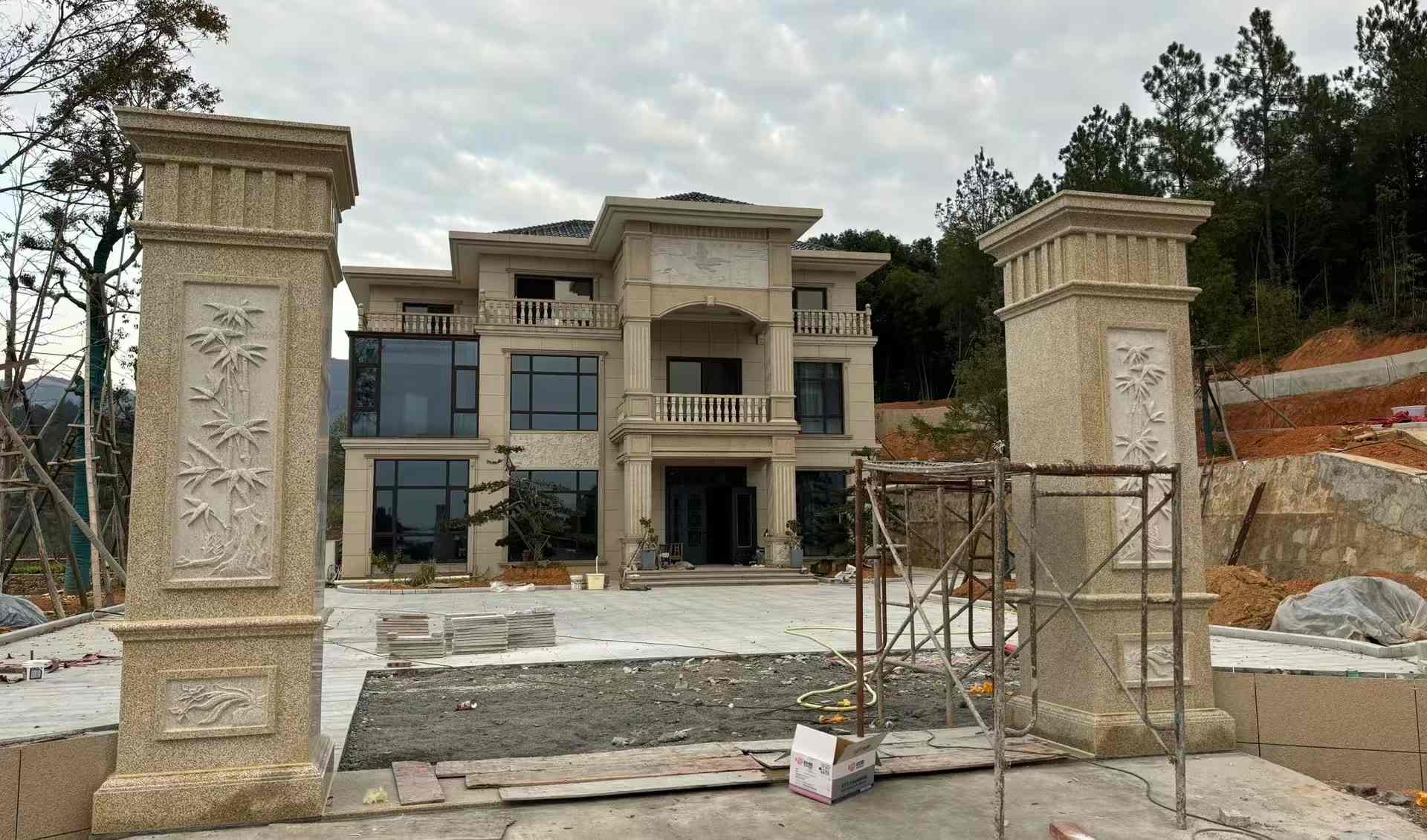 九江 黄金麻花岗岩别墅雕花外墙干挂配上门口雕花罗马柱