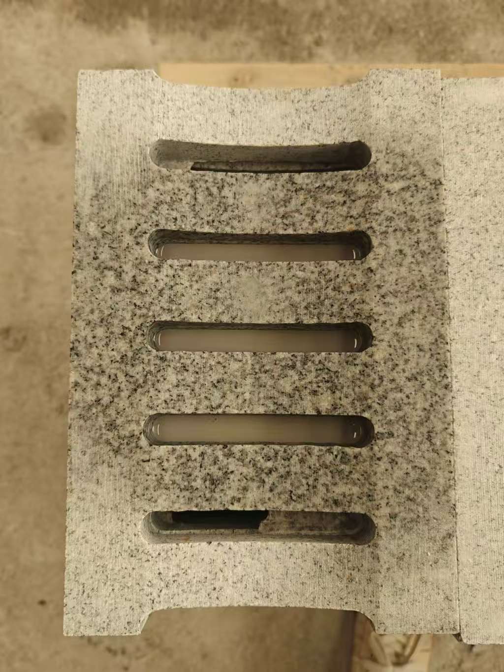 九江 芝麻白拉丝面花岗岩U型开槽排水槽